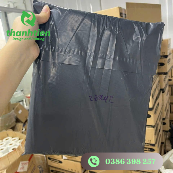 tui-dong-hang-quan-ao-mau-den