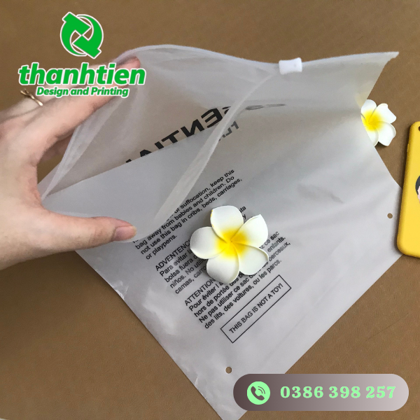 tui-nhua-co-khoa-keo-zipper-mau-trang-duc-in-an-dep