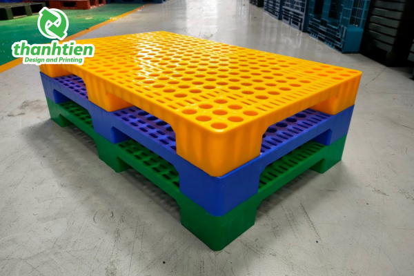 tam-pallet-lam-bang-nhua-tai-sinh